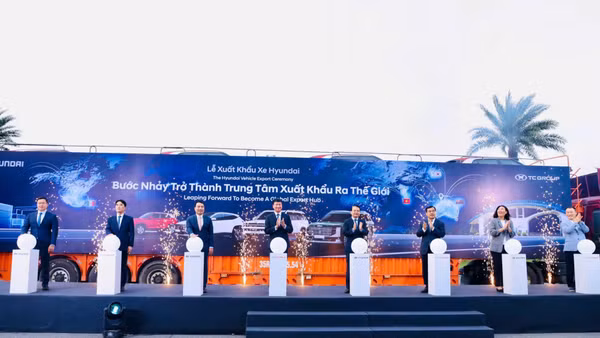 Các đại biểu ấn nút khởi động hành trình xuất xe ô-tô Hyundai sang thị trường Mexico và Australia. (Ảnh: VŨ VĂN)