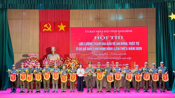 Ban tổ chức trao cờ lưu niệm cho các đội tuyển tham gia.