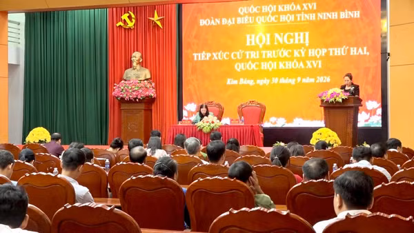 Quang cảnh buổi tiếp xúc cử tri tại phường Kim Bảng.