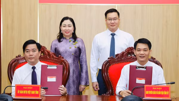 Đại diện các cơ quan liên quan đã thực hiện bàn giao, tiếp nhận các nội dung theo quy định. (Ảnh: Đức Lam)