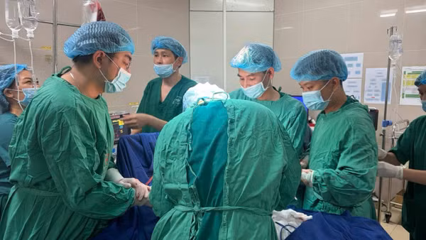 Các bác sĩ thực hiện ca phẫu thuật cho bệnh nhân N.Đ.T, 15 tuổi, xã Yên Đồng, Ninh Bình. (Ảnh: Bệnh viện đa khoa tỉnh Ninh Bình)