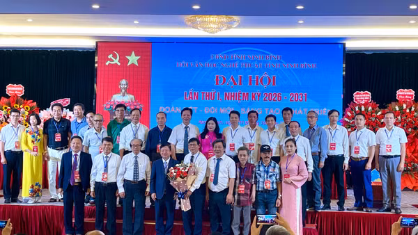Ban chấp hành Hội Văn học Nghệ thuật tỉnh Ninh Bình khóa I ra mắt tại Đại hội. (Ảnh: YẾN TRINH)