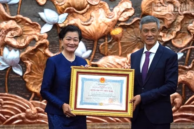 Đại sứ Nguyễn Minh Vũ (phải) trao Huân chương Hữu nghị tặng bà Chea Kimtha, nguyên Đại sứ Campuchia tại Việt Nam. (Ảnh: HUY VŨ)