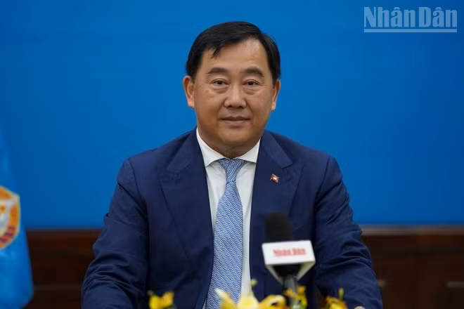 Người phát ngôn, Phó Trưởng Ban thứ nhất Ban Đối ngoại Trung ương Đảng Nhân dân Campuchia Sous Yara trả lời phỏng vấn của phóng viên Báo Nhân Dân thường trú tại Campuchia. (Ảnh: ĐINH TRƯỜNG)