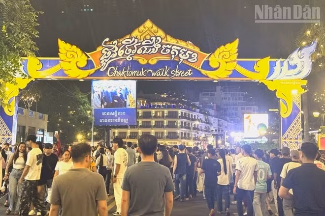 Phố đi bộ Chaktomuk ở thủ đô Phnom Penh, Campuchia. (Ảnh: ĐINH TRƯỜNG)