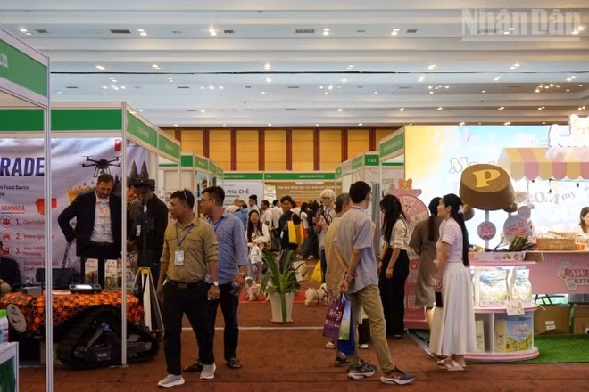 Khách tham quan các gian hàng tại sự kiện Cambodia Expo Series 2026. (Ảnh: ĐINH TRƯỜNG)