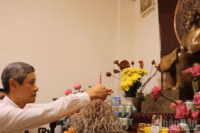 Bí thư Đảng ủy, Đại sứ Việt Nam tại Campuchia Nguyễn Minh Vũ thành kính dâng hương tưởng nhớ Chủ tịch Hồ Chí Minh. (Ảnh: HUY VŨ)