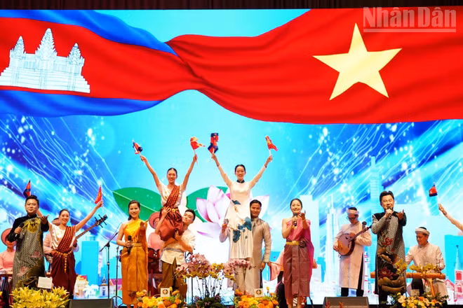 Biểu diễn nghệ thuật tại Lễ kỷ niệm 80 năm Quốc khánh Việt Nam được tổ chức tại Phnom Penh, Campuchia. (Ảnh: ĐINH TRƯỜNG)