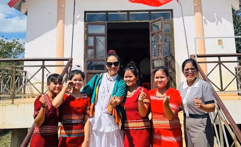 Tác giả bài viết - Tiến sĩ Rơ Đăm Thị Bích Ngọc (thứ 3 từ trái sang) cùng các bạn trẻ đồng bào dân tộc thiểu số trong chuyến đi thực địa ở Đắk Lắk. (Ảnh: Xuân Nga)