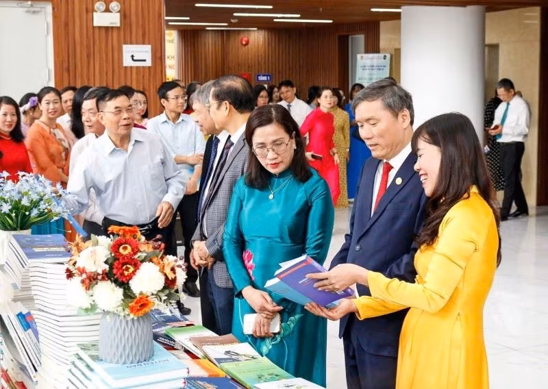 Lãnh đạo Viện Hàn lâm và các đại biểu tham quan không gian trưng bày "Địa lý nhân văn- Kiến tạo phát triển".