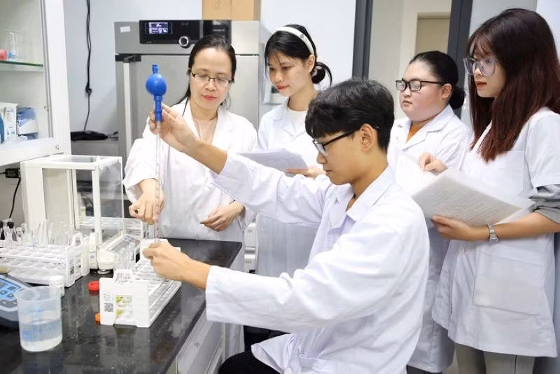 Khoa học công nghệ là động lực để phát triển đất nước thời kỳ mới. (Ảnh: Sinh viên Đại học Quốc gia Hà Nội trong giờ học về Trí tuệ nhân tạo (AI)).