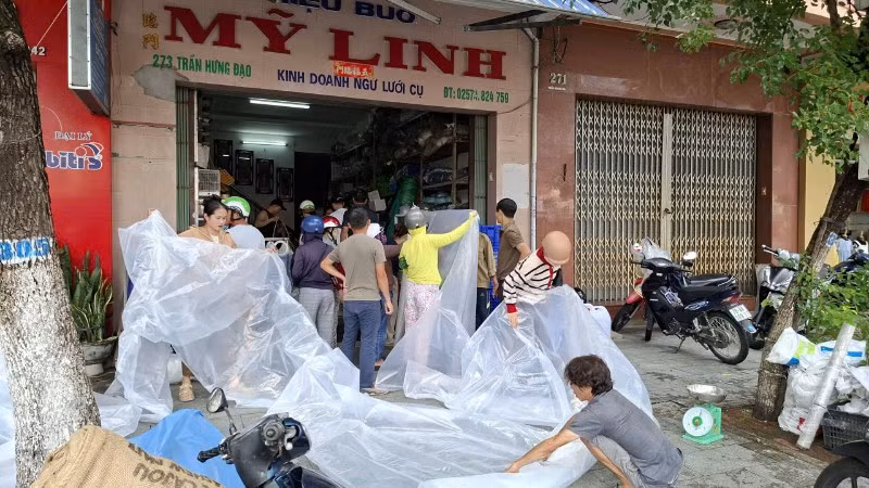 Người dân phường Tuy Hòa mua ni-lông về che đậy nhà cửa, tài sản ứng phó với bão 13.