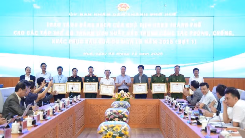 Chủ tịch Ủy ban nhân dân thành phố Huế Phan Thiên Định trao Bằng khen tặng các tập thể xuất sắc.