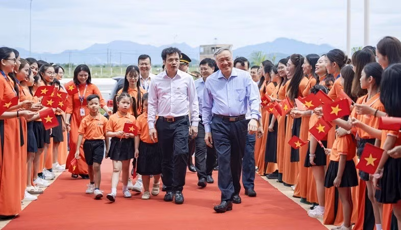 Phó Thủ tướng Thường trực Chính phủ Nguyễn Hòa Bình thăm Tổ hợp Giáo dục FPT tại Huế. (Ảnh: LÊ HOÀNG)