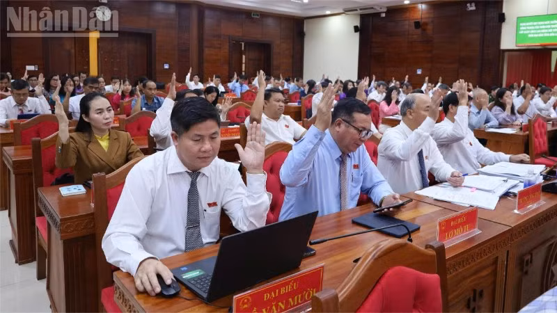 Các đại biểu Hội đồng nhân dân tỉnh Đắk Lắk biểu quyết thông qua nghị quyết.