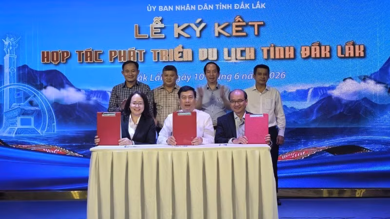 Lãnh đạo Sở Văn hóa, Thể thao và Du lịch tỉnh Đắk Lắk ký chương trình hợp tác với một số doanh nghiệp lữ hành.