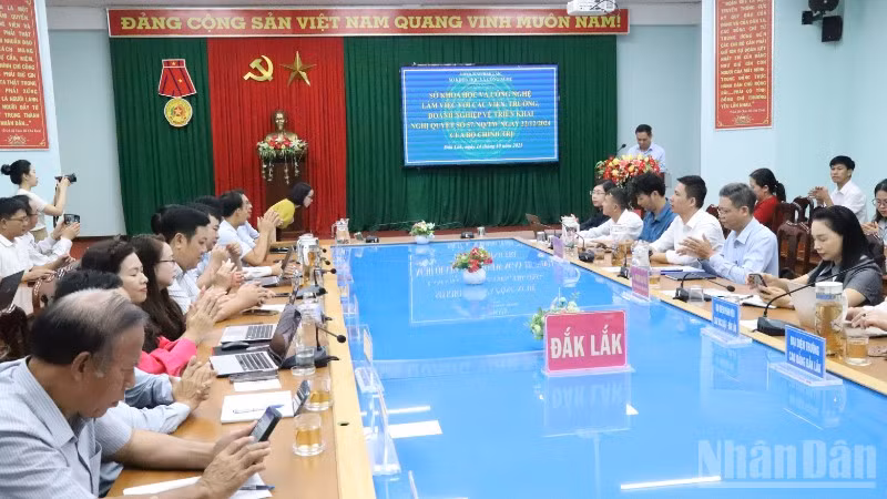 Quang cảnh buổi làm việc.