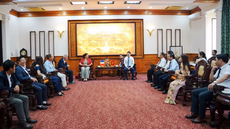 Phó Chủ tịch Thường trực Ủy ban nhân dân thành phố Huế Hoàng Hải Minh đã tiếp Đoàn đại biểu thành phố Cergy (Cộng hòa Pháp) do bà Malika Yebdri làm Trưởng đoàn.