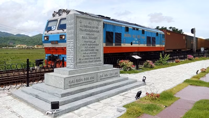 Di tích “Bia ghi dấu Mối nối ray cuối cùng đường sắt xuyên Đông Dương tại Km1221”, nằm dưới chân Đèo Cả, thuộc thôn Hảo Sơn Bắc, xã Hòa Xuân, tỉnh Đắk Lắk.