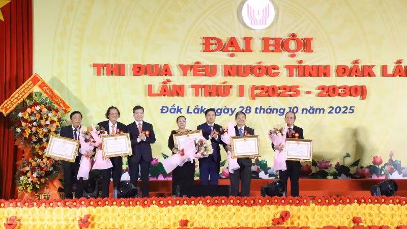 Thừa ủy quyền của Chủ tịch nước, lãnh đạo tỉnh Đắk Lắk trao tặng Huân chương Lao động Hạng Nhì cho 5 cá nhân có thành tích xuất sắc trong phong trào thi đua yêu nước giai đoạn 2020-2025.