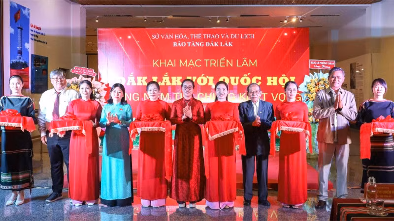 Các đại biểu cắt băng khai mạc triển lãm.