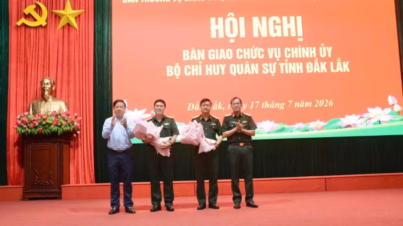 Bí thư Tỉnh ủy Đắk Lắk Lương Nguyễn Minh Triết và Thiếu tướng Lương Đình Chung, Bí thư Đảng ủy, Chính ủy Quân khu 5 tặng hoa chúc mừng Đại tá Đinh Văn Hưng và Đại tá Võ Văn Tuấn.