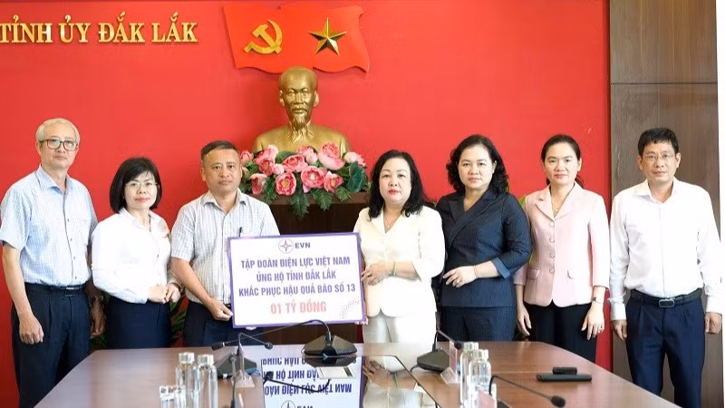 Thừa ủy quyền của Tập đoàn Điện lực Việt nam, ông Trần Văn Thuận, Giám đốc Công ty Điện lực Đắk Lắk trao tặng ủng hộ tỉnh Đắk Lắk 1 tỷ đồng khắc phục hậu quả bão số 13.