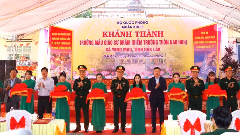Thượng tướng Trương Thiên Tô cùng các đại biểu cắt băng khánh thành điểm trường thôn Nao Huh thuộc Trường Mẫu giáo Cư Đrăm, xã Yang Mao. 