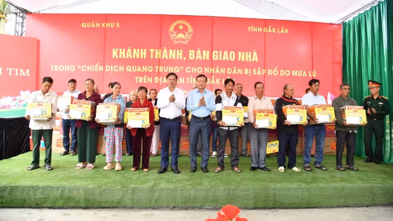 Các đồng chí lãnh đạo tỉnh Đắk Lắk bàn giao nhà trong "Chiến dịch Quang Trung" và tặng quà cho người dân vùng lũ.