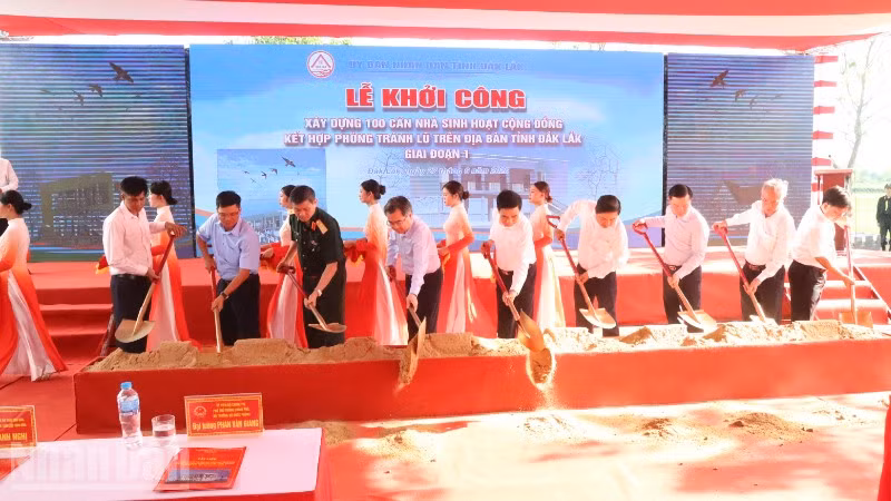 Đại tướng Phan Văn Giang và các đại biểu khởi công nhà sinh hoạt cộng đồng kết hợp phòng tránh lũ tại xã Hòa Thịnh. 