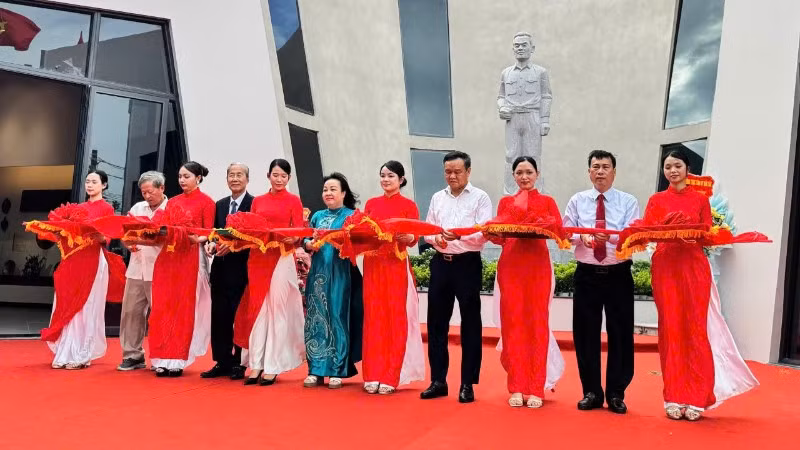 Các đồng chí lãnh đạo và nguyên lãnh đạo tỉnh Đắk Lắk cắt băng khai trương trưng bày Nhà lưu niệm luật sư Nguyễn Hữu Thọ.