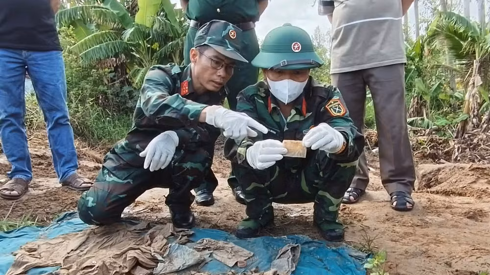 Trong số di vật tìm được có một miếng nhựa được ghi bằng bút bi chữ “Anh Luân”, dòng dưới có chữ At, đóng quân... (Ảnh: Quốc Khánh)