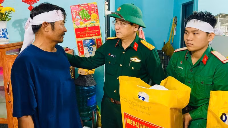 Đại tá Phan Đại Nghĩa, Phó Tư lệnh kiêm Tham mưu trưởng Quân khu 5 động viên gia đình quân nhân vượt qua đau thương ổn định cuộc sống.