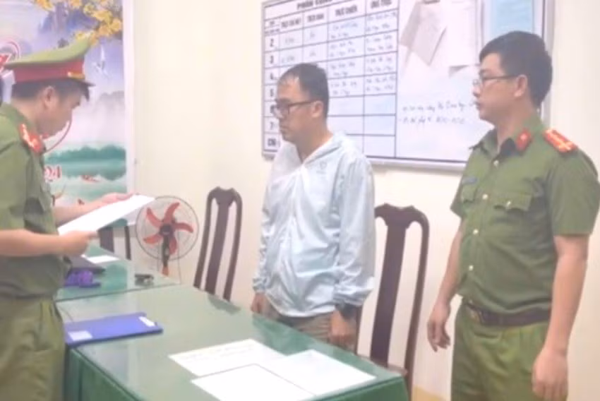 Cơ quan Cảnh sát điều tra Công an tỉnh Đắk Lắk tống đạt quyết định khởi tố bị can đối với Doãn Bá Nhựt. (Ảnh: Công an tỉnh Đắk Lắk)