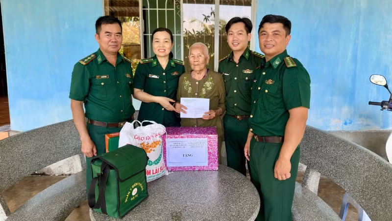 Cán bộ, hội viên phụ nữ Bộ đội Biên phòng tỉnh Đắk Lắk và cán bộ Đồn Biên phòng An Hải thăm, tặng quà, khám sức khỏe cho Mẹ Việt Nam anh hùng Lê Thị Tha tại thôn Tân Định, xã Ô Loan.
