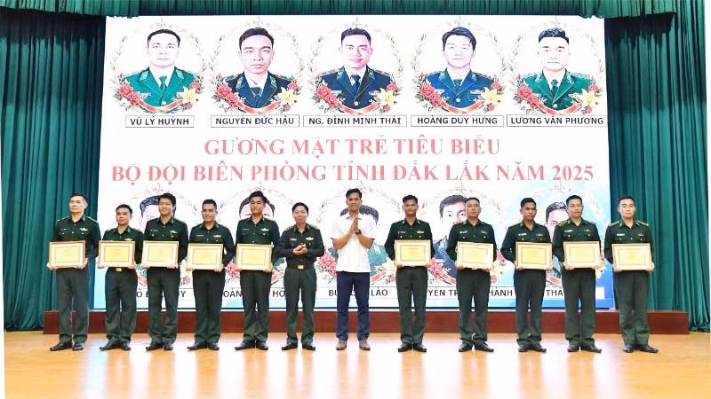 Lãnh đạo Ban Chỉ huy Bộ đội Biên phòng tỉnh Đắk Lắk và lãnh đạo Tỉnh đoàn Đắk Lắk trao tặng danh hiệu cho 10 “Gương mặt trẻ tiêu biểu”.