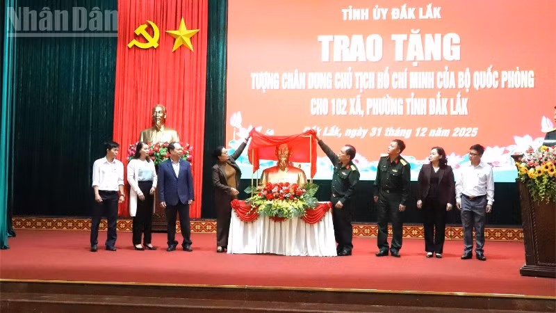 Lãnh đạo Tỉnh ủy Đắk Lắk và Bộ Chỉ huy Quân sự tỉnh Đắk Lắk trao tặng tượng chân dung Chủ tịch Hồ Chí Minh cho 102 xã, phường trên địa bàn tỉnh.