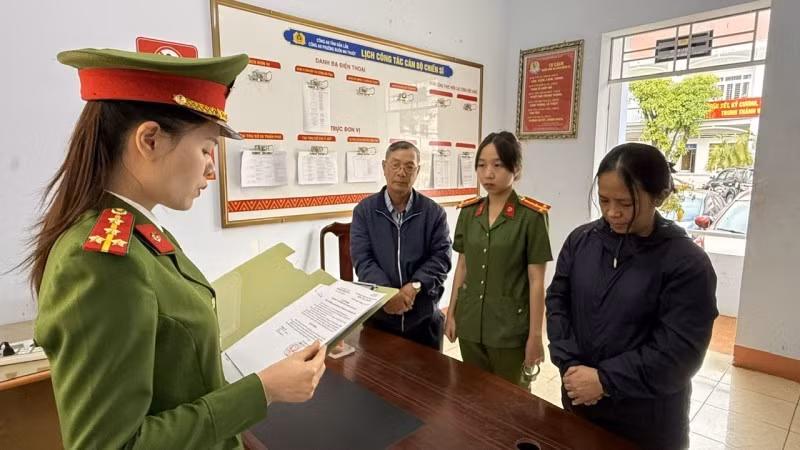 Cơ quan điều tra tống đạt các quyết định tố tụng đối với bị can Đoàn Uyên Thao. (Ảnh: CTV)