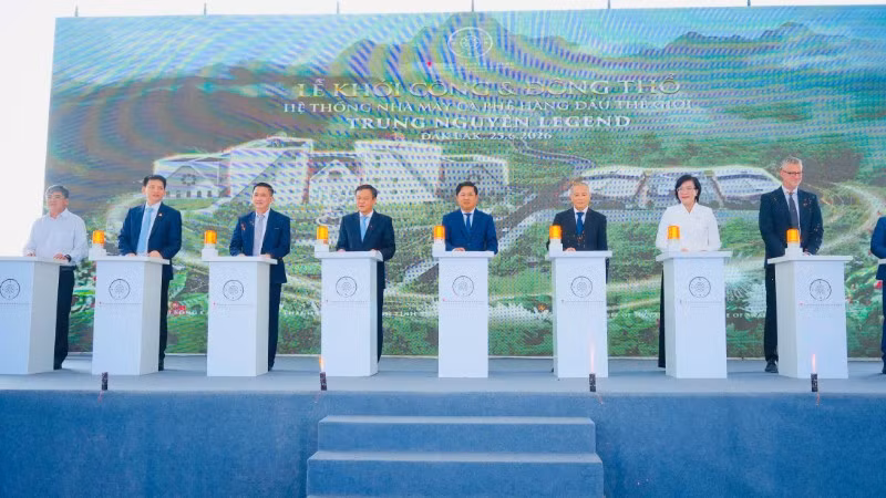 Bí thư Tỉnh ủy Đắk Lắk Lương Nguyễn Minh Triết (người đứng giữa, thứ 5 từ trái qua) và các đại biểu thực hiện nghi thức khởi công hệ thống Nhà máy cà-phê Trung Nguyên Legend.