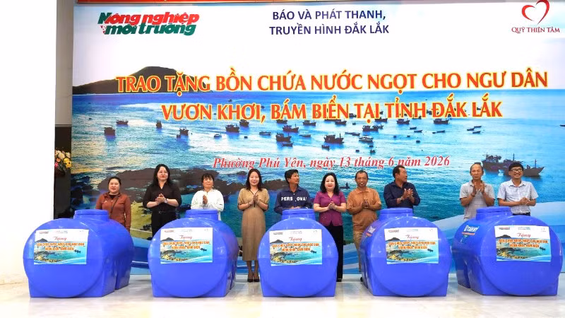 Phó Bí thư Thường trực Tỉnh ủy, Chủ tịch Hội đồng nhân dân tỉnh Đắk Lắk Cao Thị Hòa An và lãnh đạo Báo và Phát thanh, Truyền hình Đắk Lắk, Báo Nông nghiệp và Môi trường, đại diện Tập đoàn Vingroup trao tặng bồn chứa nước ngọt cho các ngư dân.