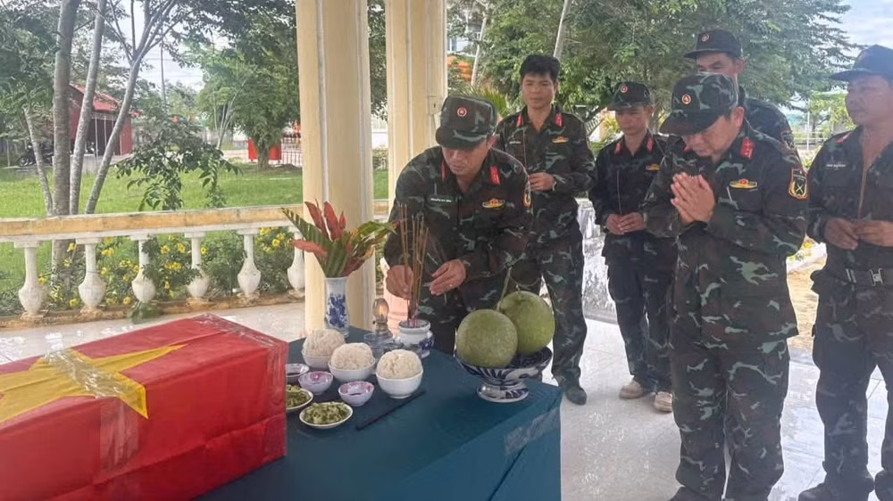 Hài cốt liệt sĩ Trương Văn Tiến đang được thờ cúng, bảo quản tại Nghĩa trang Tuy An, xã Ô Loan, tỉnh Đắk Lắk. (Ảnh: QUỐC KHÁNH)