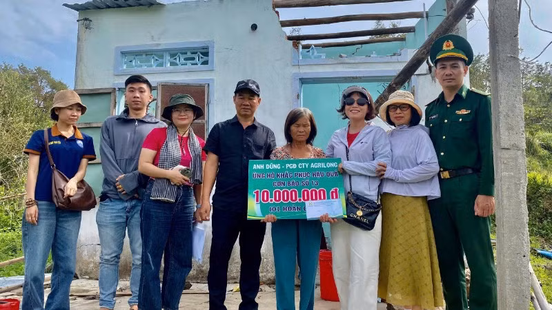 Đại diện Đồn Biên phòng Xuân Đài, Agrilong và Hội thiện nguyện Đom Đóm Phú Yên thăm hỏi, động viên và trao hỗ trợ cho các hộ dân bị thiệt hại do bão số 13 trên địa bàn phường Sông Cầu.