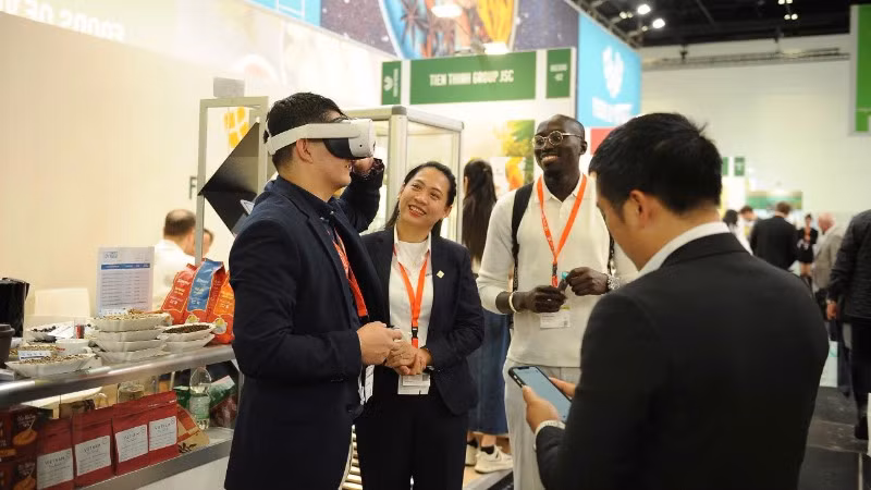 Khách tham quan trải nghiệm VR 360 (thực tế ảo), tái hiện toàn bộ chuỗi cung ứng từ nông trại đến nhà máy, từ canh tác đến chế biến, đóng gói của Simexco Đắk Lắk tại Hội chợ Quốc tế Anuga 2025 diễn ra tại Đức từ ngày 4 đến 8/10/2025.