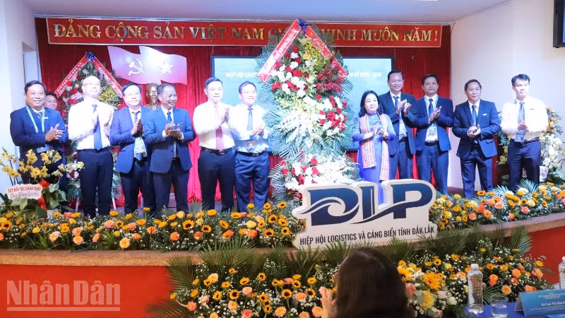 Các đồng chí lãnh đạo Tỉnh ủy, Hội đồng nhân dân, Ủy ban nhân dân tỉnh Đắk Lắk tặng hoa chúc mừng Đại hội.