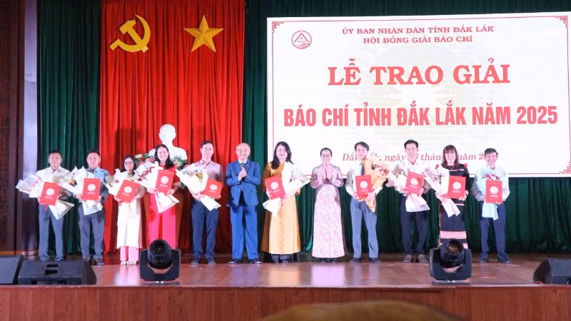 Hội đồng Giải Báo chí tỉnh Đắk Lắk trao giải A cho các tác giả, nhóm tác giả có tác phẩm đoạt giải.