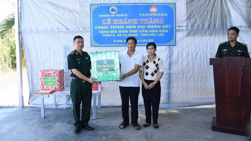Đại diện Ban Chỉ huy Bộ đội Biên phòng tỉnh Đắk Lắk trao quà tặng chúc mừng gia đình ông Viễn.