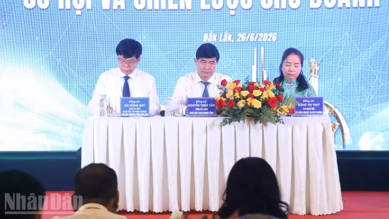 Các đồng chí lãnh đạo Ủy ban nhân dân tỉnh và Sở Nông nghiệp và Môi trường chủ trì Hội thảo.