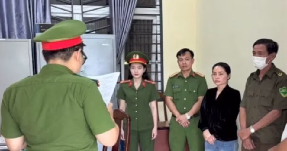 Cơ quan Cảnh sát điều tra tống đạt các quyết định khởi tố bị can, bắt tạm giam Nguyễn Thị Hợi. Ảnh: Công an tỉnh Đắk Lắk.