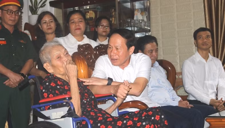 Nữ Anh hùng lực lượng vũ trang nhân dân Kăn Lịch bày tỏ xúc động khi Phó Thủ tướng Lê Tiến Châu đến thăm hỏi, tặng quà động viên.