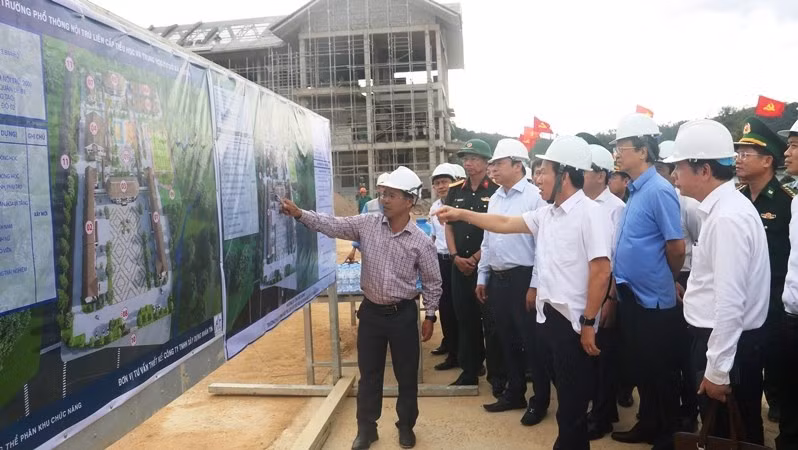 Phó Thủ tướng Lê Tiến Châu kiểm tra tiến độ thi công trên công trường Trường phổ thông nội trú liên cấp tại A Lưới 4.